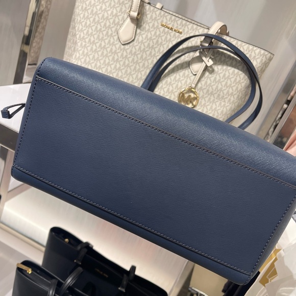 Michael Kors Voyager Large Saffiano Leather Shoulder Tote Bag
Navy
NWT - Picture 8 of 16